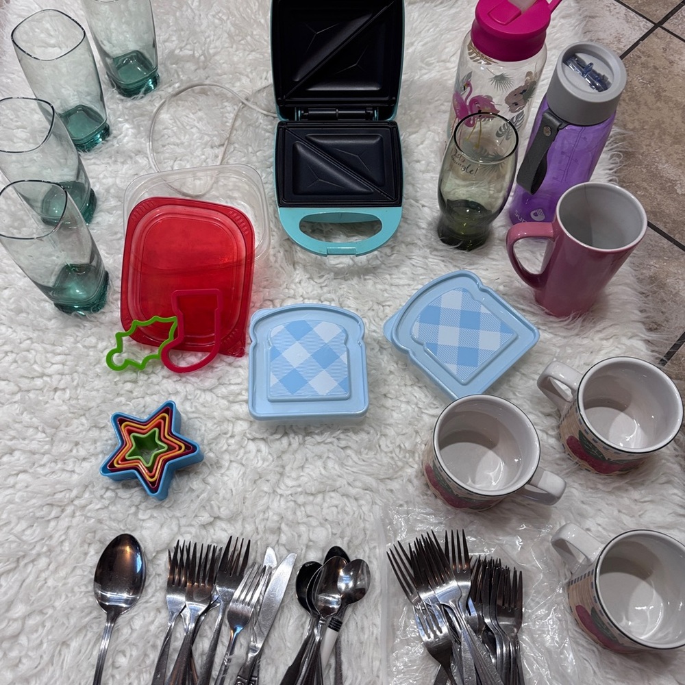 Compact Aqua Sandwich Maker with Black Plates